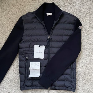 Moncler Cardigan Tricot  - Säljer en Moncler cardigan som är i ett utmärkt skick! Storlek L! Kvitto och tags medkommer vid köp! Hör gärna av dig om du har några frågor!