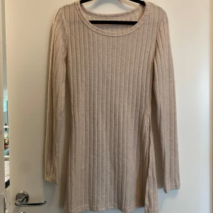 Beige ribbad tröja  - Säljer en stilren beige ribbad tröja  med långärmad design. Perfekt för en avslappnad och chic look. Tröjan har  en rund halsringning och är gjord i ett mjukt material som ger en bekväm passform. Den är helt ny med två öppningar på sidan tröjan är i storlek XS från Shein 😌