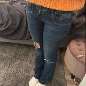 Mörkblå jeans från LTB - Säljer ett par mörkblå jeans från LTB med slitna detaljer på knäna. De har en klassisk femficksdesign. Perfekta för en avslappnad stil. Första bilden är lånad från förra ägaren❤️❤️25/30 men uppsprättade i benen 
