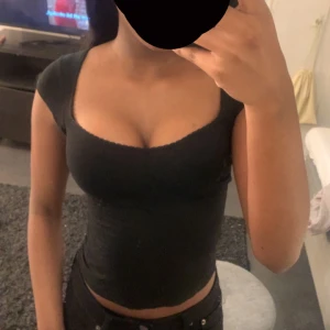 Svart kortärmad topp - Svart tröja/ topp i från Nelly i storlek xs men mini spets .