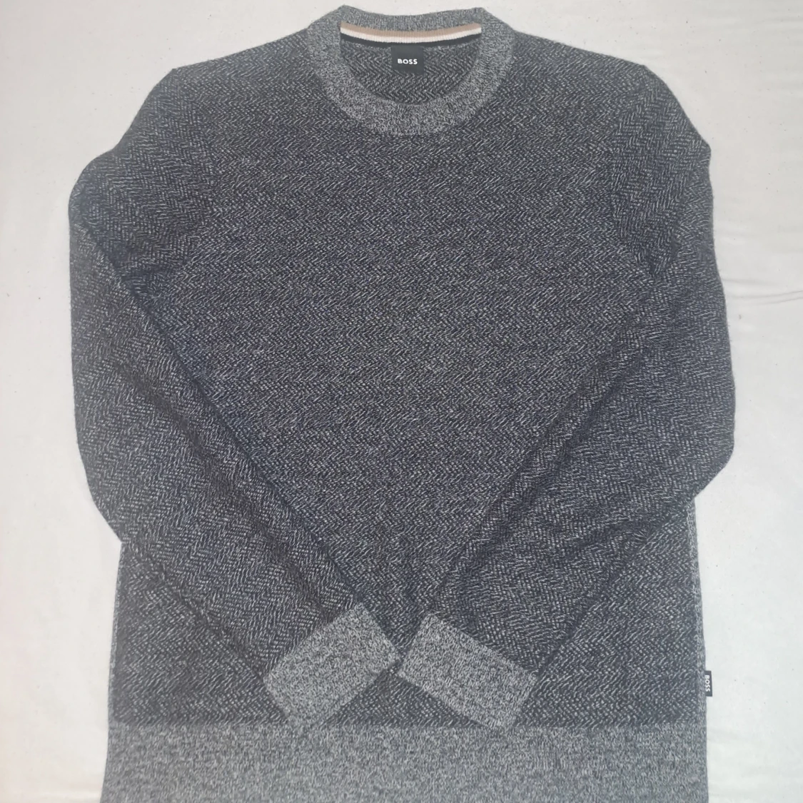 Grå stickad tröja från BOSS