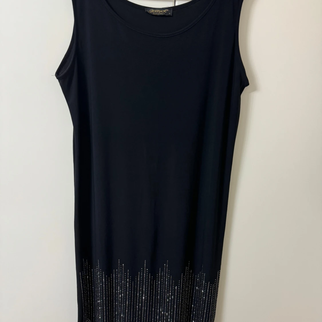 Svart ärmlös klänning med glittriga detaljer - 2