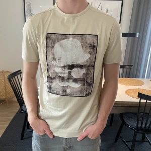 Limitato t shirt - Tja! Säljer nu min as snygga limitato t shirt som är 10/10 i skicket. Den kostar 1900 nypris. Konsten på tröjan är gjord av Francisco Valle.  Hör av dig vid minsta lilla fundering!