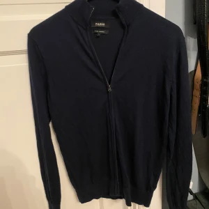 Marinblå helzip storlek S/xs - Säljer en snygg och bekväm marinblå helzip från farhi by Nicole fahri i 100%merinoull. Tröjan är i bra skick och skickas helt utan defekter skriv vid funderingar tröjan är i storlek s men kan nog passa en xs