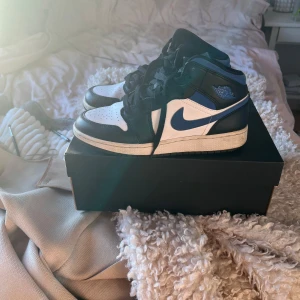 Jordans 1 Mid Racer Blue - Säljer ett nästan oanvända Jordans 1, de är äkta och i storlek 39. Hör av er om ni har några frågor eller funderingar. Skolåda tillkommer och creasers. Priset går att diskuteras!