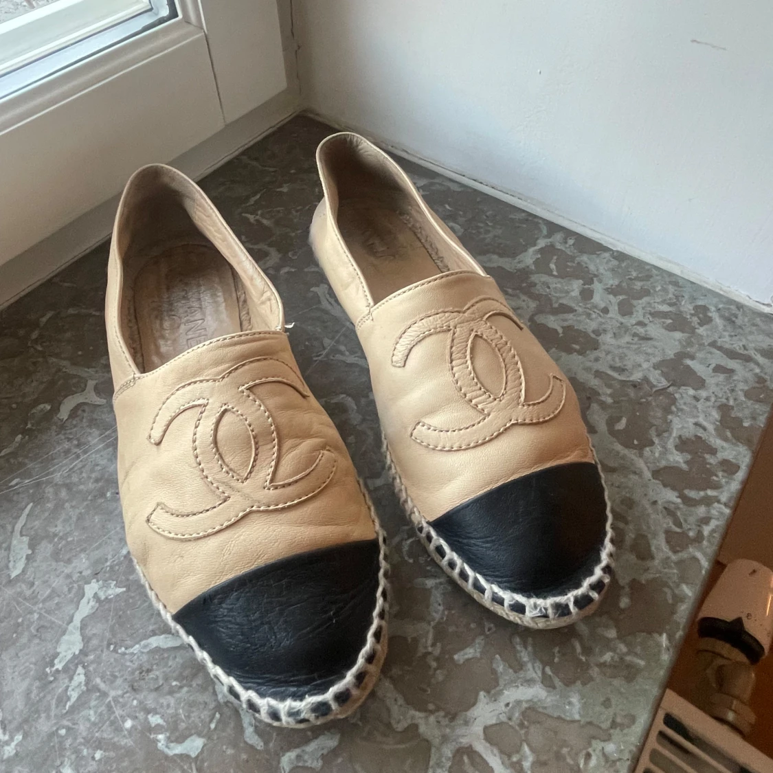 Beige och svarta espadrillos från Chanel - 1