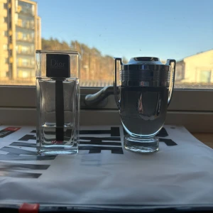 Dior Homme Sport och Invictus Platinum - Dior Homme Sport är en Eau De Toilett men har ändå en långvarig prestanda och innehållet kvar är nästan 33%.     Invictus Platinum är en Eau De Parfum och har är en större flaska och har innehållet kvar på nästan 33% med! Man kan också köpa separat men det blir billigare om man vill köpa båda!