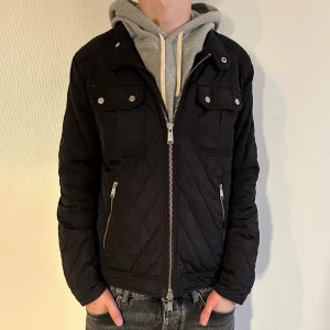 Lindbergh Field Jacket | S - | Lindbergh Field Jacket | Storlek: S | Skick: 9,5/10 | Active Essentials