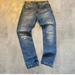 Dondup Jeans med revor - Riktigt snygga blå jeans från dondup med revor. Extremt stilrena med den slitna designen. Bara att skriva vid frågor 