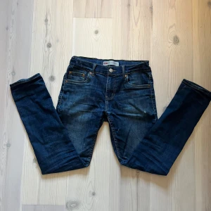 Levis 512 - Säljer ett par mörkblåa Levis 512. Det är bara att skriva vid frågor och funderingar!