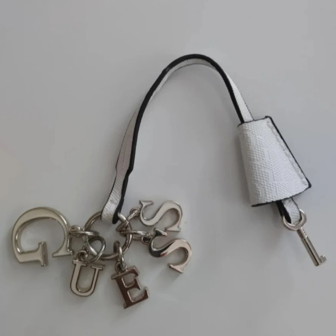 Vit broderad axelväska från Guess - 4