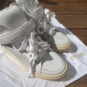 Maje sneakers  - Så snygga, köpte dem men aldrig använt! Osäker vart boxen är men går nog att hitta, kan gå ner i pris vid snabb affär 