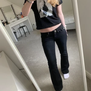 Jeans - Midjemått: 35cm rakt över, innerbenslängd: 73cm 💕