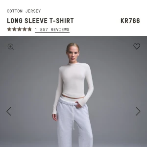 Skims t-shirt  - Säljer en stilren vit långärmad t-shirt i mjuk bomull. Perfekt för en avslappnad look eller som lager under en jacka. T-shirten har en normal passform och är superbekväm att bära. Passar till alla tillfällen!