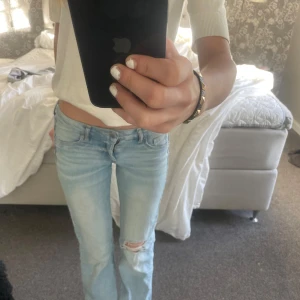 Blå low waist jeans - Säljer mina favo byxor, dom är snäppet för korta men annars sjukt snygga! Strl 32 passar som xs!