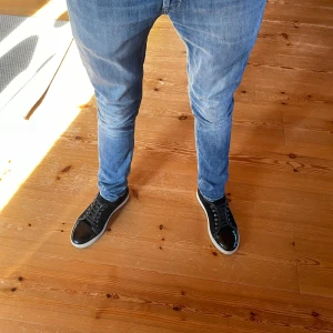 Dondup George  - Dondup i modellen George i nyskick! Modellen är slim fit och ett riktigt behagligt material. Pris kan diskuteras vid snabb affär! Hör av er för minsta lilla fundering!