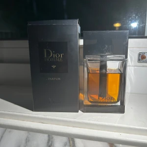 Dior homme parfum  - Nu säljer jag en av mina favvo dofter, dior homme parfum jag säljer pga att jag vill rensa lite av kollektionen för att det har blivit för mycket. Det går ej att hitta denna längre då den har blivit discontinued. Det är 80 ml kvar och mitt pris är 1600kr. Skriv dm för mer bilder! 
