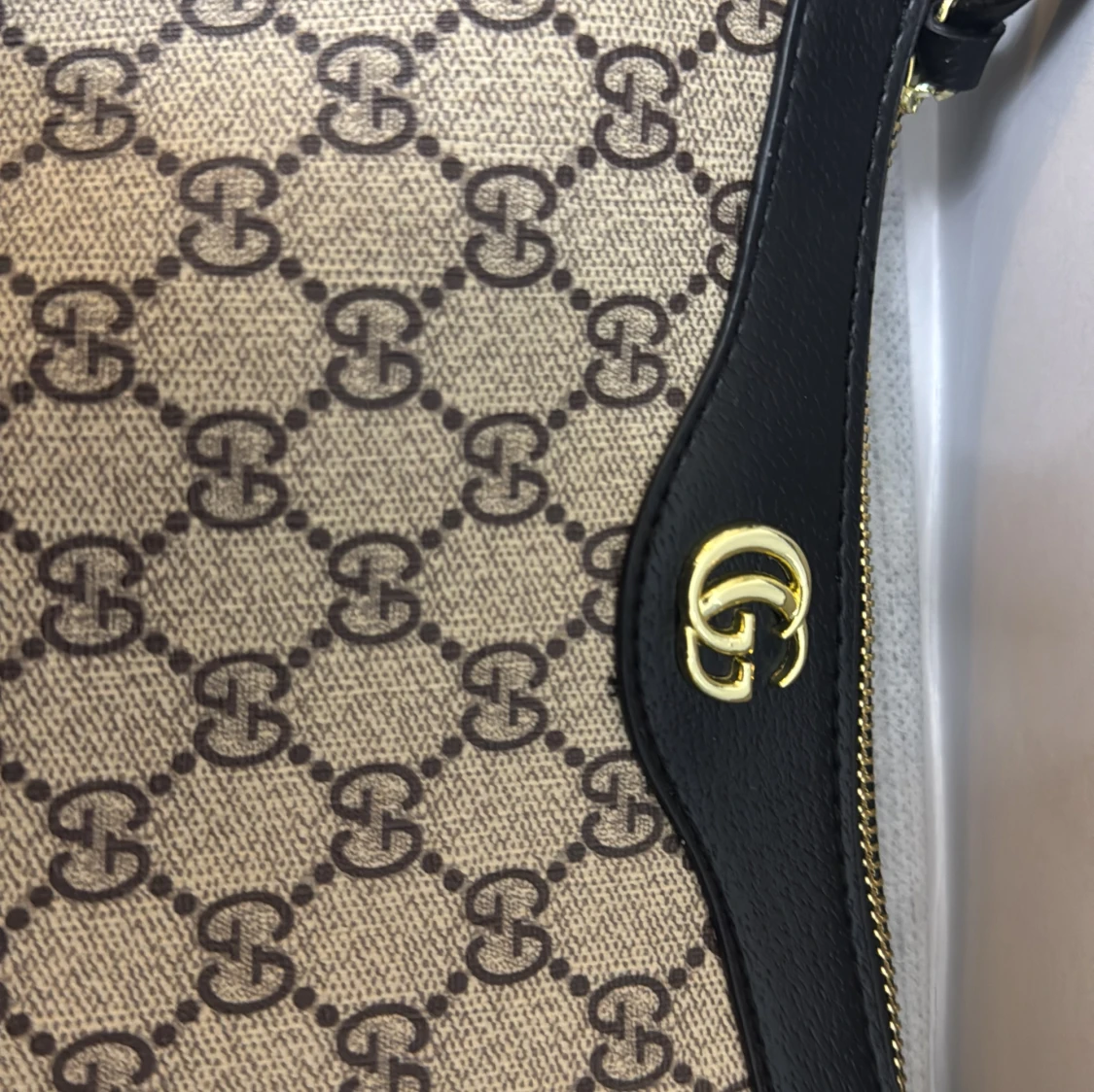 Beige och svart axelväska från Gucci - 1