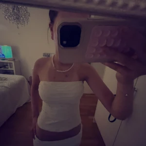 Vit tubtopp - Jättesnygg topp som passar till allt, man kan ha den vid alla tillfällen. Vet tyvärr inte märket men jag skulle säga att den är XS❤️bra skick. 