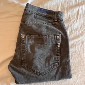 Dondup jeans  - Tjenare! Säljer ett par riktigt feta dondup jeans. Jeansen är i väldigt gott skick och är redo för en ny ägare 😄är ni intresserade av fler bilder eller har frågor är det bara och höra av sig 💯