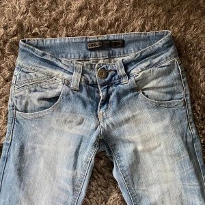 Only jeans - Låga helt perfekta vinted jeans från only!! Inga synliga defekter. Hör av dig vid fler frågor eller prisförslag❤️midjemått rakt över:33cm innerbenslängden: ca76cm