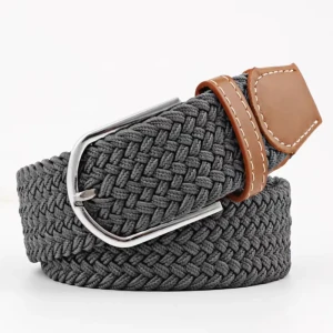 Grått flätat bälte  - Snyggt grått flätat bälte med silverfärgat spänne och bruna skinn-detaljer vid ändarna. Perfekt accessoar för att lyfta din outfit med en stilren touch.