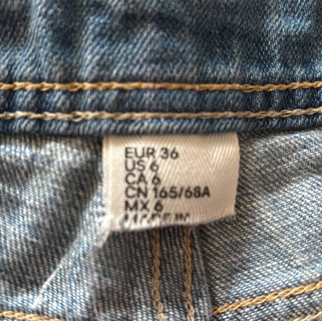 Ljusblå lågmidjade jeansshorts med fransar och paisleydetaljer - 3