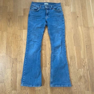 Blå bootcut jeans  - Supersnygga lågmidjade utsvängda jeans från Gina Tricot! Inga defekter!  🌸🌸 Innerbenslängd: 78 cm  Midjemått: 38 cm