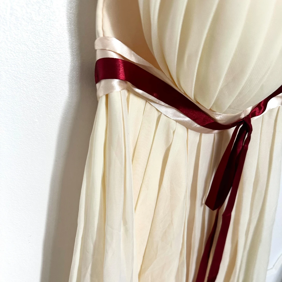 Vit axelbandslös klänning med röd rosett - 3