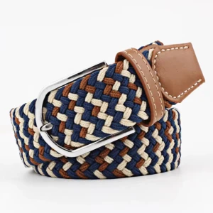 Flätat bälte i blått, beige och brunt - Snyggt flätat bälte med mönster i blått, beige och brunt. Bältet har detaljer i brunt skinn och ett silvrigt spänne. Perfekt accessoar för att lyfta din outfit.