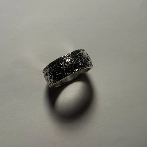 Ring Storlek 9 - Säljer denna Ring med cool mönster! Helt ny aldrig använd! Skriv vid frågor 😊