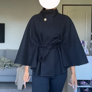 Svart snygg poncho!! - Säljer denna snyga ponchon från Missäy, med en hög krage samt knytning i midjan❤️