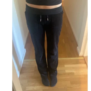 Svarta mjukisbyxor från Juicy Couture - Säljer ett par klassiska svarta mjukisbyxor från Juicy Couture i storlek XXS. Byxorna har raka ben. Perfekta för en avslappnad och trendig look.