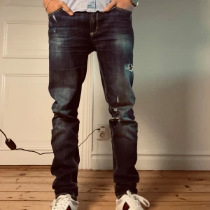Dondup jeans slitningar  - DONDUP jeans som är sjukt unika och feta. Fabrik produktionerade. Används 2-3 gånger. 😁
