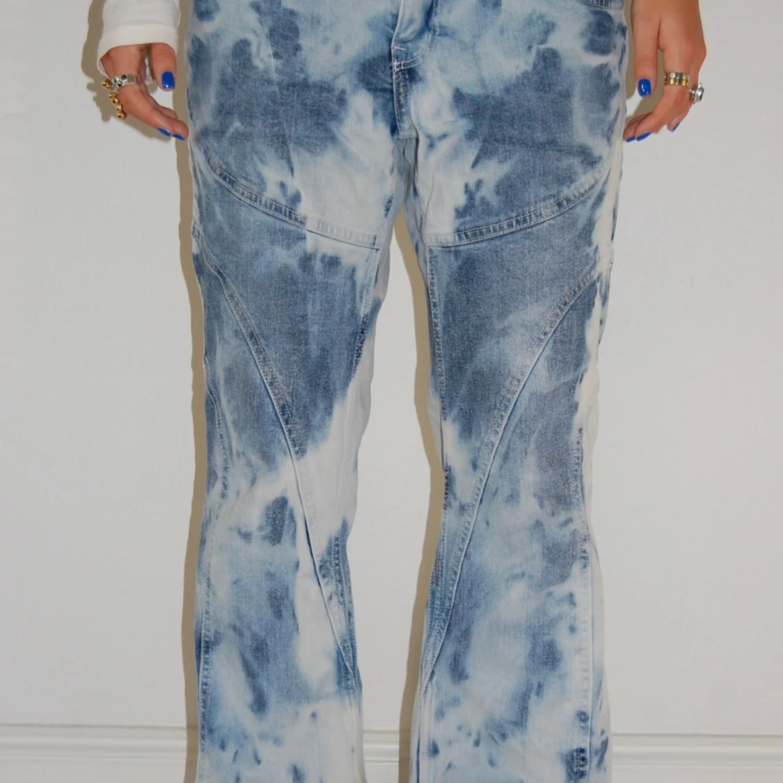 Blåvit batikmönstrade jeansbyxor