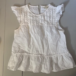 Vit blus - Så fin vit blus med volang!
