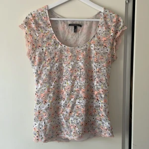 Blommig topp - En söt sommartopp med gula och korallfärgade blommor och spets💞