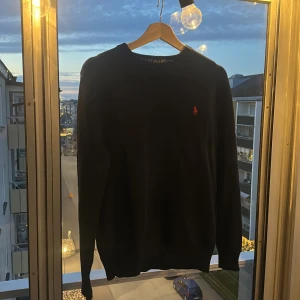 Mörkblå tröja från Polo Ralph Lauren - Tröjan är jävligt fet och i bra skick! Perfekt till sommarkvällarna!