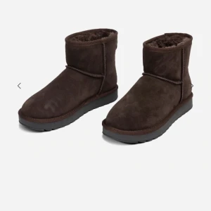 Bruna uggs från skopunkten - Säljer ett par mysiga bruna uggs från skopunkten med ett mjukt foder. Aldrig använd så den är i nytt skick. Är i storleken 40. Köpte för 599 säljer för 400kr.☺️