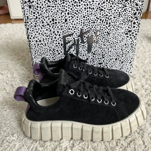 Eytys skor - Jättefina eytys skor som är använda ca 2 gånger, storlek 35 men passar mig som har 36-37 så skulle säga att dom sitter som strl 36! Nypris är ca 2000kr💗💗