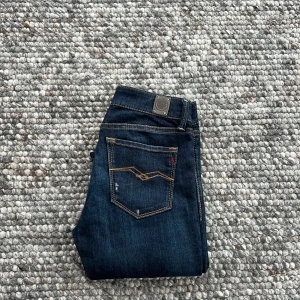 Replay jeans - Säljer ett par mörkblå jeans från Replay med stilrena slitningar, modell Luz. Storlek 25/32, skick 10/10 inga konstigheter. Priset kan diskuteras vid snabb affär! /Scandi Reventio