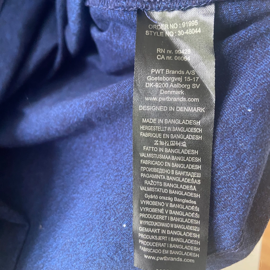 säljer en klassisk mörkblå t-shirt från märket Lindbergh - 4