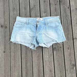 Jeansshorts - Säljer dessa super snygga jeansshortsen! De står att det är storlek W27 i shortsen, jag skulle säga att de är som storlek S!