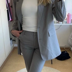 Grå randig kostym från Bik Bok - Säljer jättesnygg kostym i oanvänt skick. Kavaj: XS (oversize, passar S) Kostymbyxor: 36