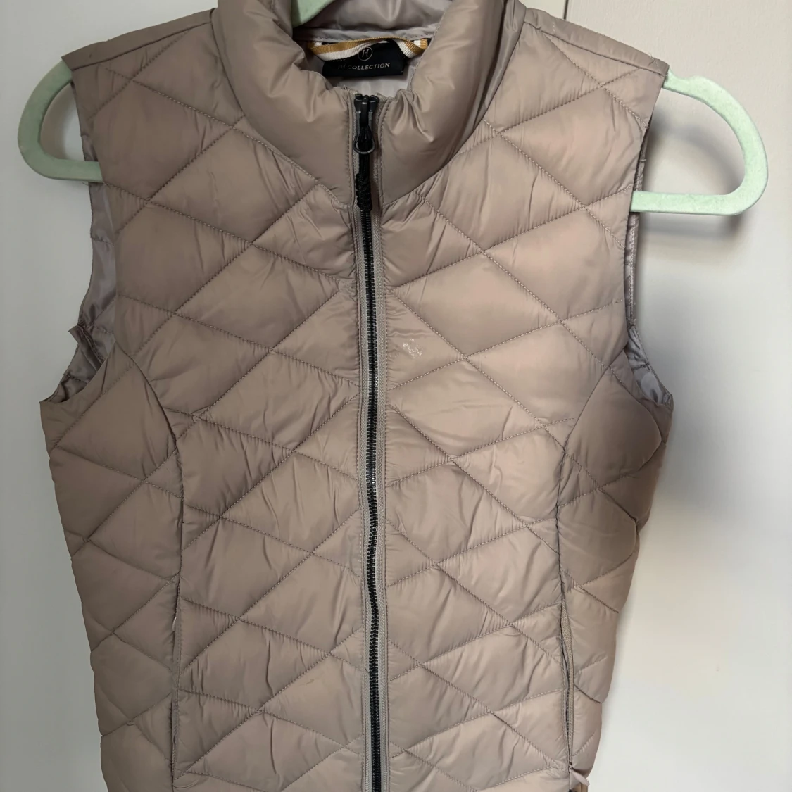 Beige dunväst från JH Collection