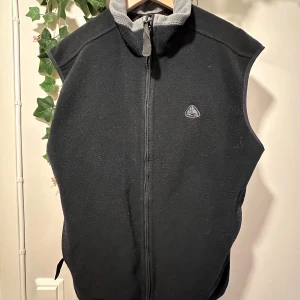 NIKE ACG fleece väst - Riktigt skön och unik vintage fleece väst från Nike. Bra skicka och varm, skön nu till våren. Extra utrymmen i fickorna. Står size L men sitter som en S/M