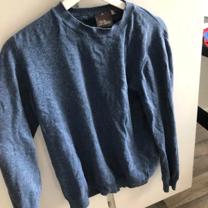 Blå tröja från Oscar Jacobson - Säljer en klassisk blå tröja från Oscar Jacobson i storlek M. Original priset är 1200 kr. Materialet är i hög kvalitet och är tillverkad i Italien. Hör av er om det är någon fråga!