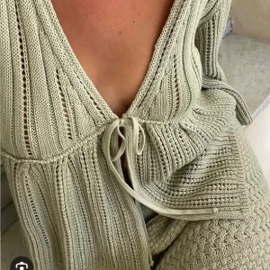 Djerf avenue sorella top cardigan - Endast testad, i ny skick och klpt nyligen inga defekter eller liknande och har inte kommit till användning denna säljs ej längre. Överpris för att denna ej säljs mer❤️