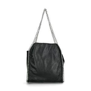 Svart axelväska med kedjedetaljer - Köpt på skorett, helt som ny!!