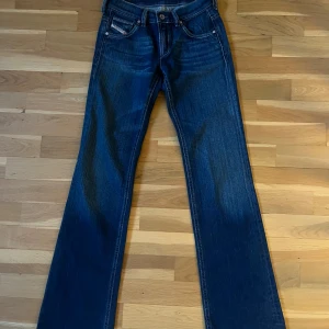 Lågmidjade Jeans från Diesel - Säljer super fina Jeans från Diesel pga att dom var försmå.Storlek 25/30, passar xxs,xs
